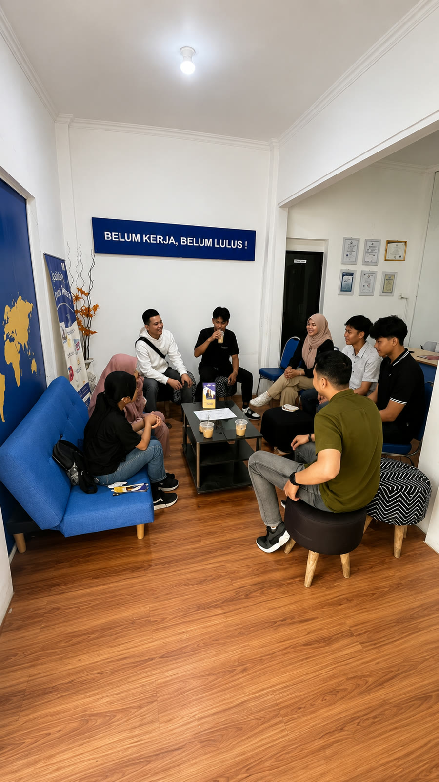 Sesi konsultasi melingkar Open House TLC di ruang kampus