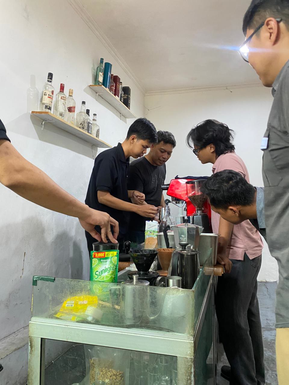 Instruktur mendampingi peserta meracik kopi di PN Fest 2025