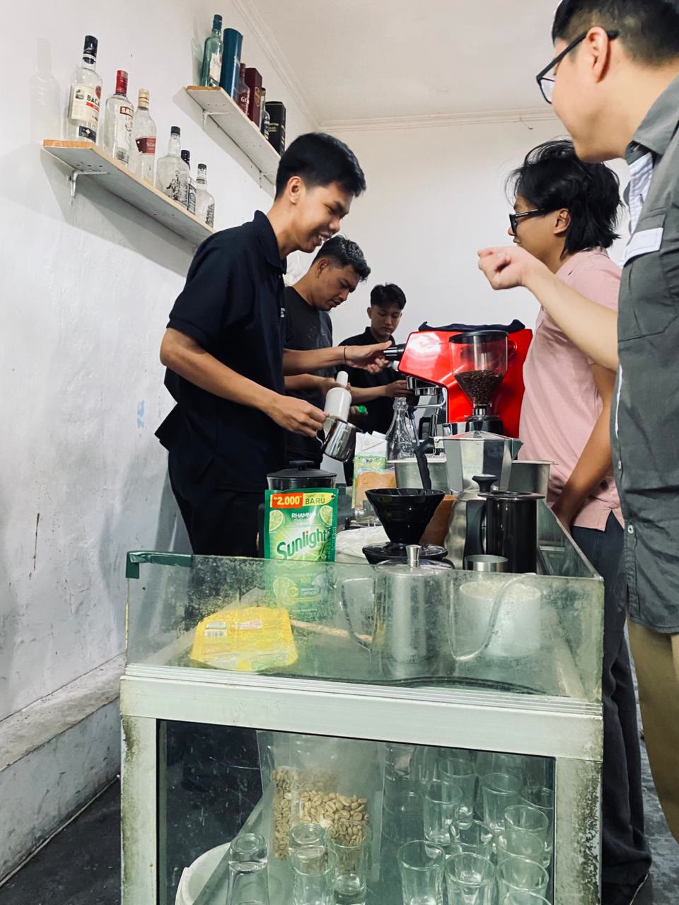 Peserta tersenyum mempraktikkan steaming susu, PN Fest 2025