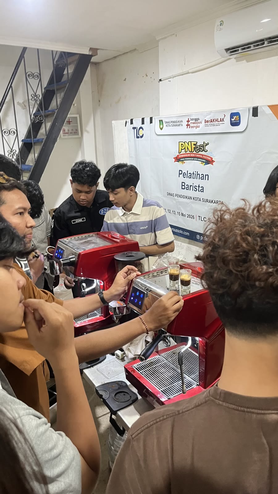 Peserta PN Fest 2026 berkerumun mencoba mesin espresso di booth TLC
