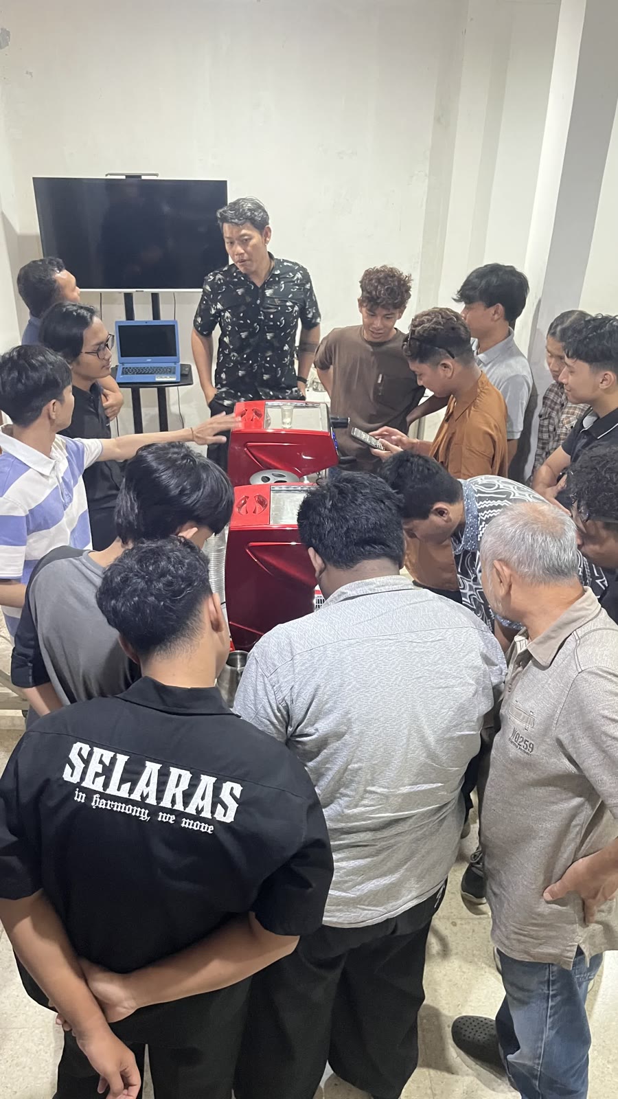Instruktur TLC menjelaskan mesin barista ke kerumunan peserta PN Fest 2026