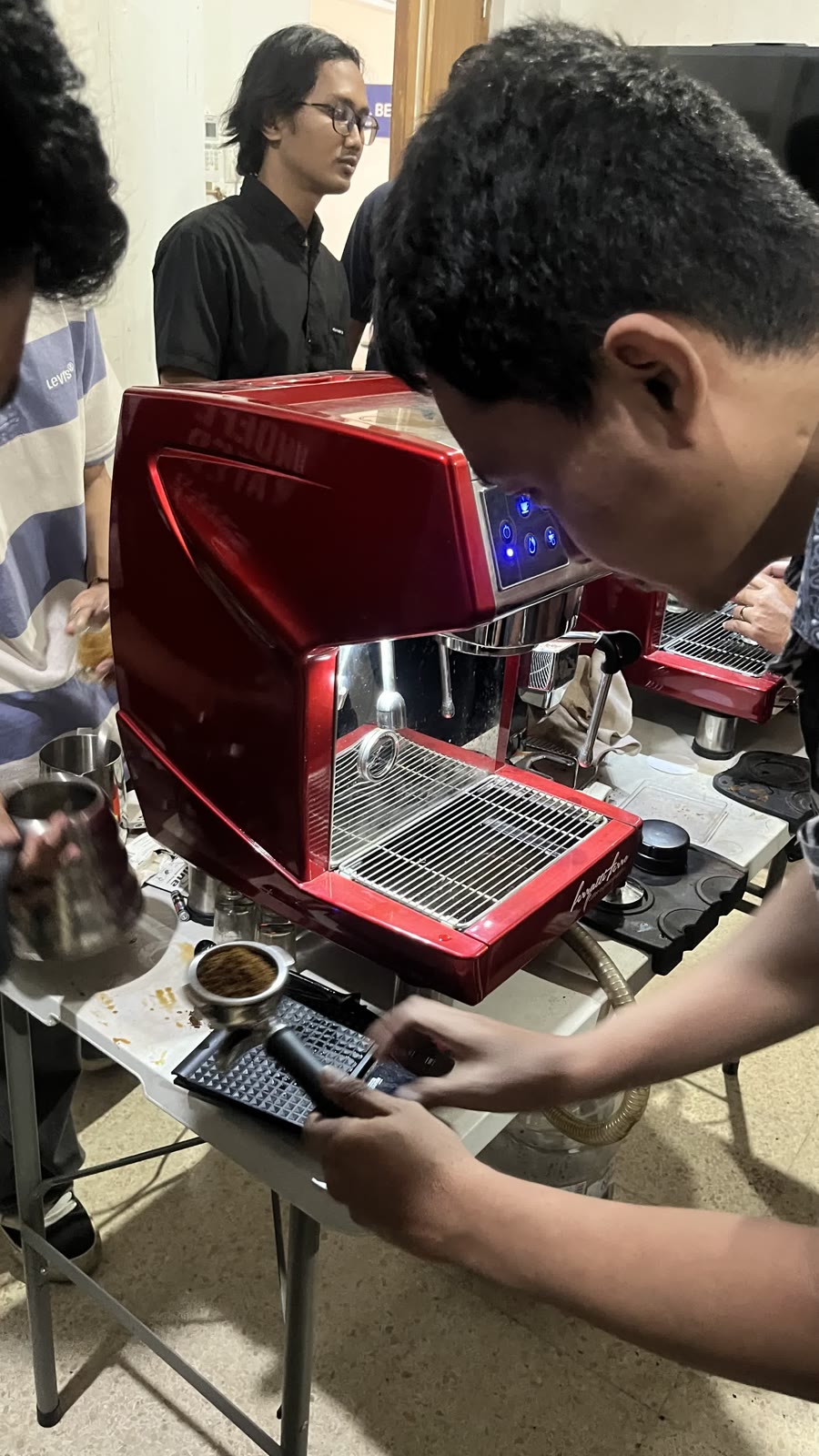 Peserta menyiapkan portafilter pada mesin espresso merah di PN Fest 2026