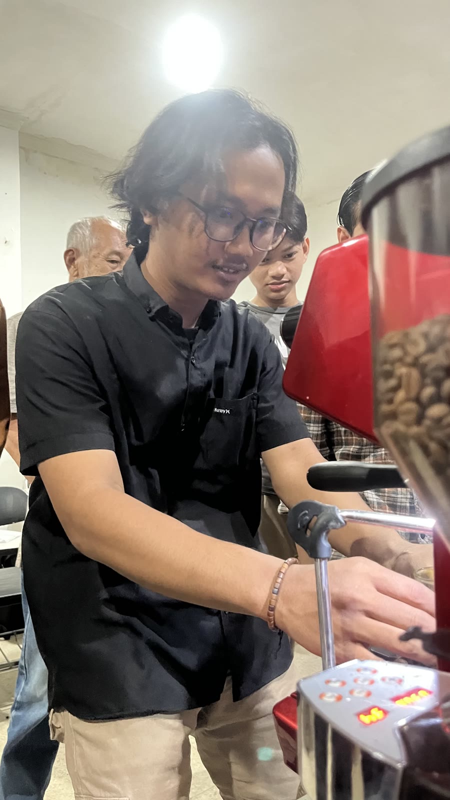 Praktik steaming susu di samping grinder berisi biji kopi, PN Fest 2026